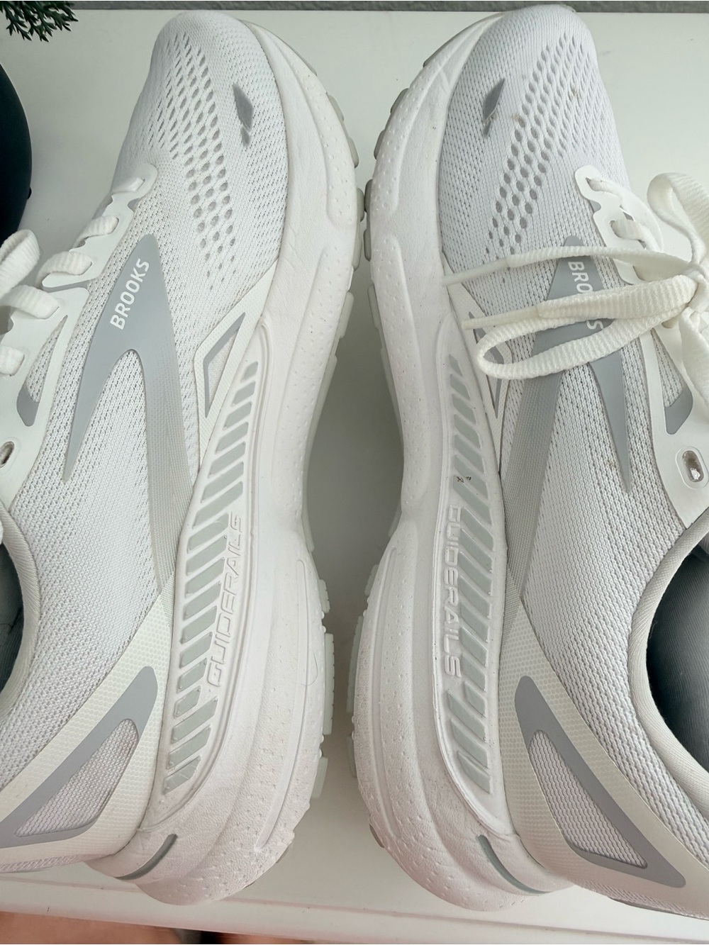 Brooks Adrenaline GTS 23 Women size 9 White and Light Gray Running Shoes - Picture 7 of 9